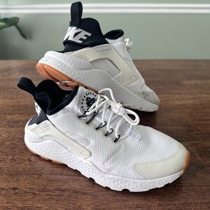 Nike Air Huarache Shoes, Women’s 8.5 (White/Black + Brown Bottom)